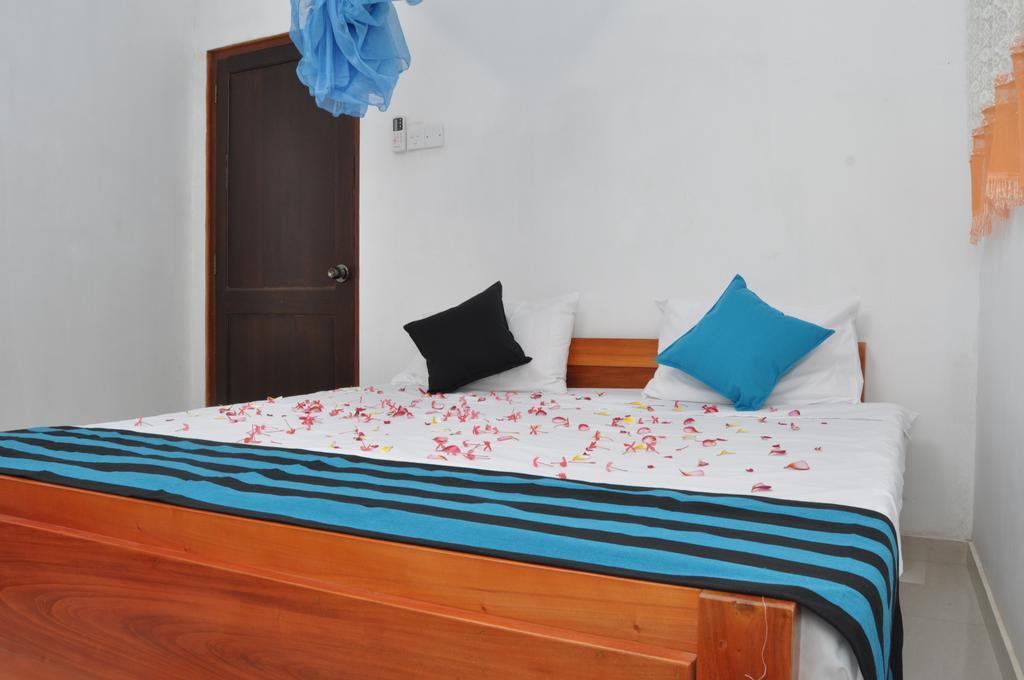 Tms Beach House Негомбо Екстер'єр фото